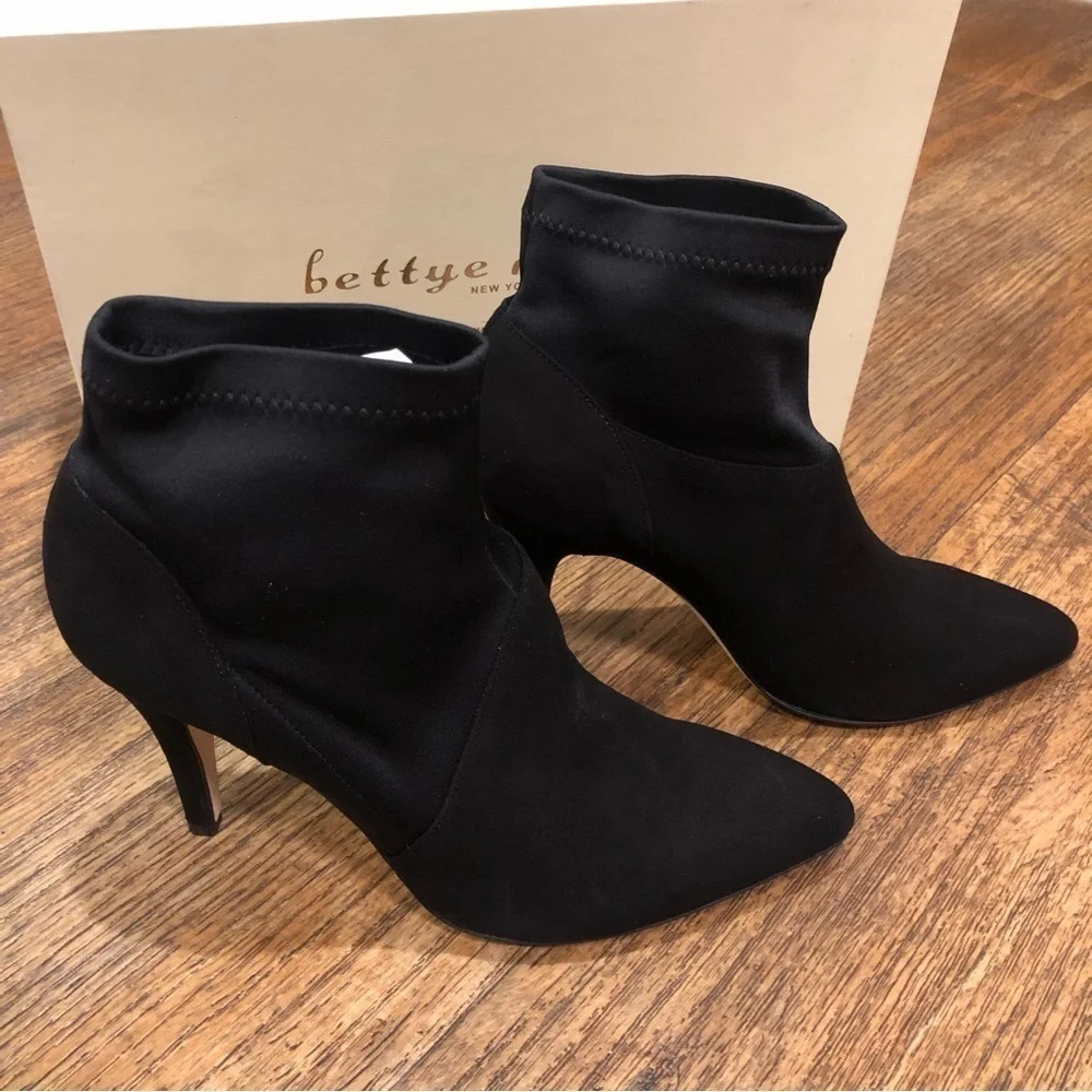 NIB Bettye Muller Gidget Black Suede Stretch Bootie Size 7.5